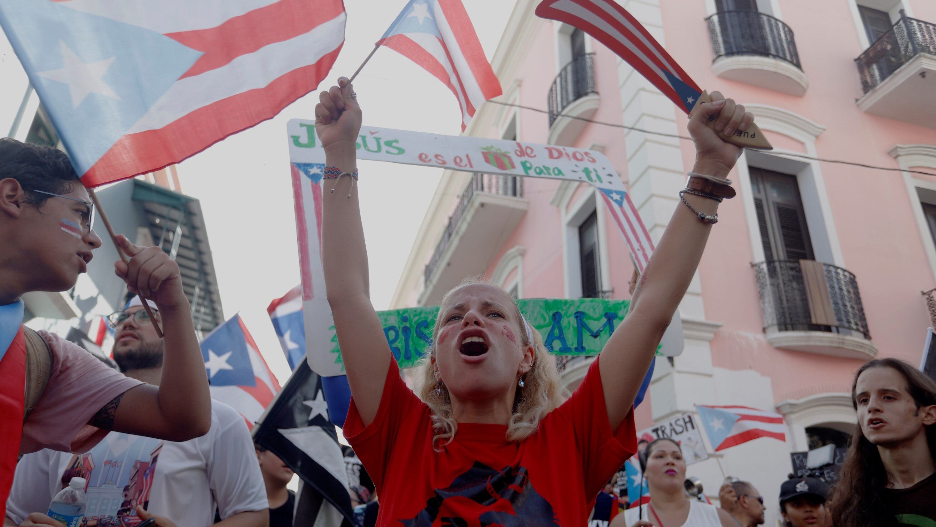 Masivas protestas en las calles exigiendo la renuncia de Rosselló.