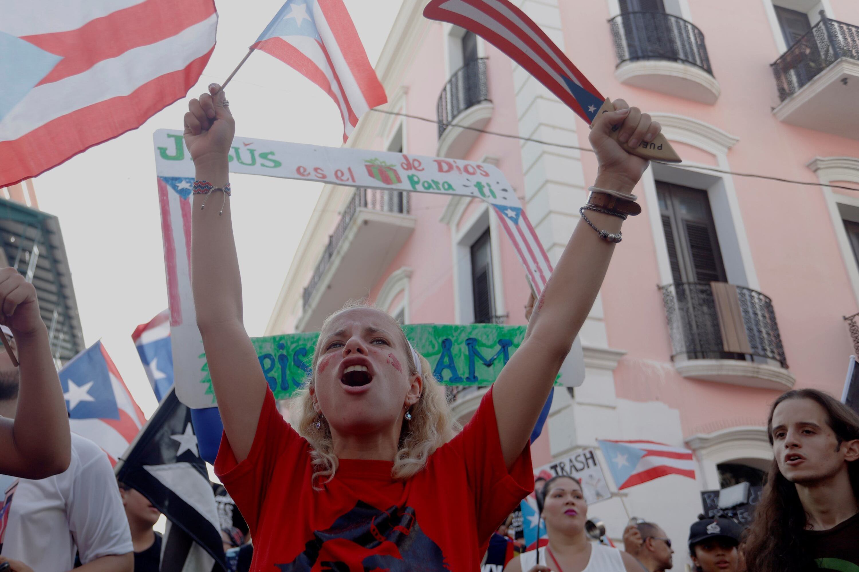 Masivas protestas en las calles exigiendo la renuncia de Rosselló.