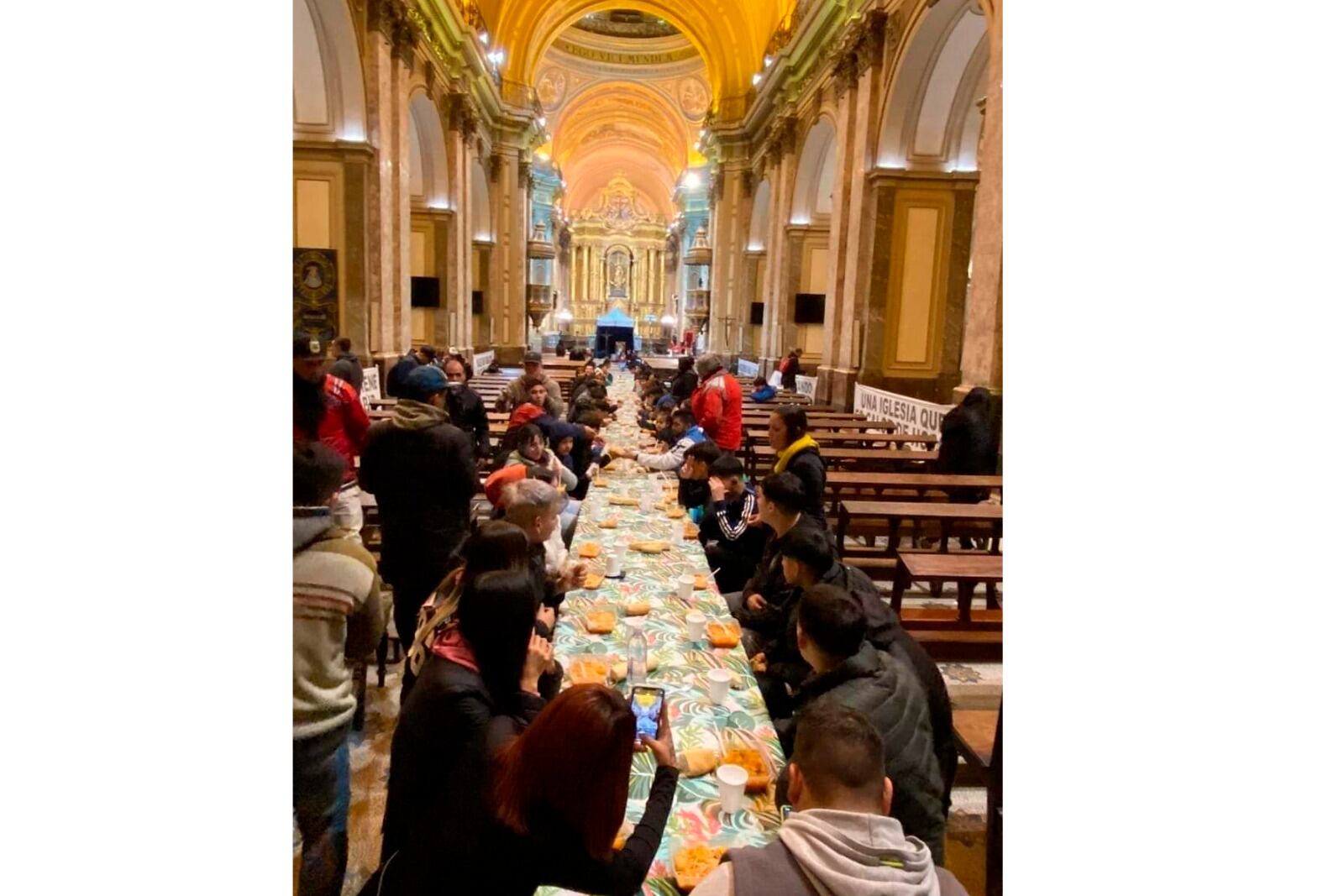La única imagen que circuló de la cena en la Catedral y que se viralizó en redes.