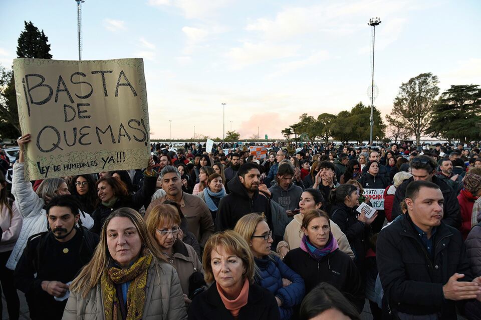 Una multitud de heterogénea convocatoria se congregó sobre el playón del Monumento.