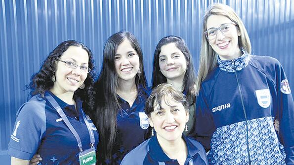 Marisa Zuriel, Ayelén Martínez, Claudia Amura, María Florencia Fernández y Carolina Luján.