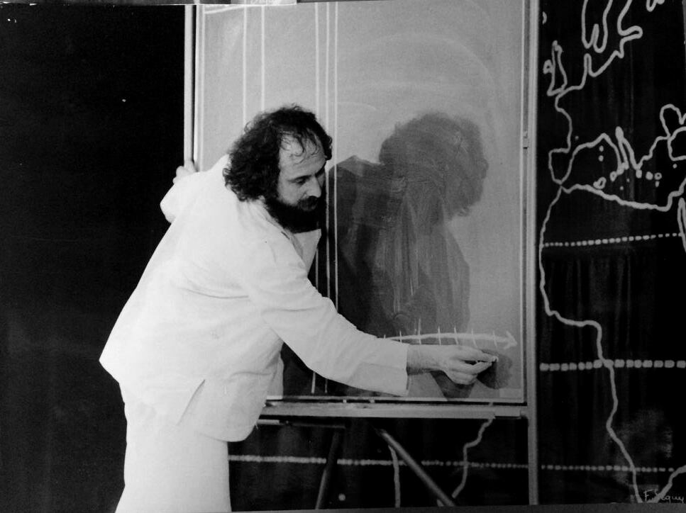 Bonino contaba la Historia del Mundo en un lenguaje inventado, imposible de entender.