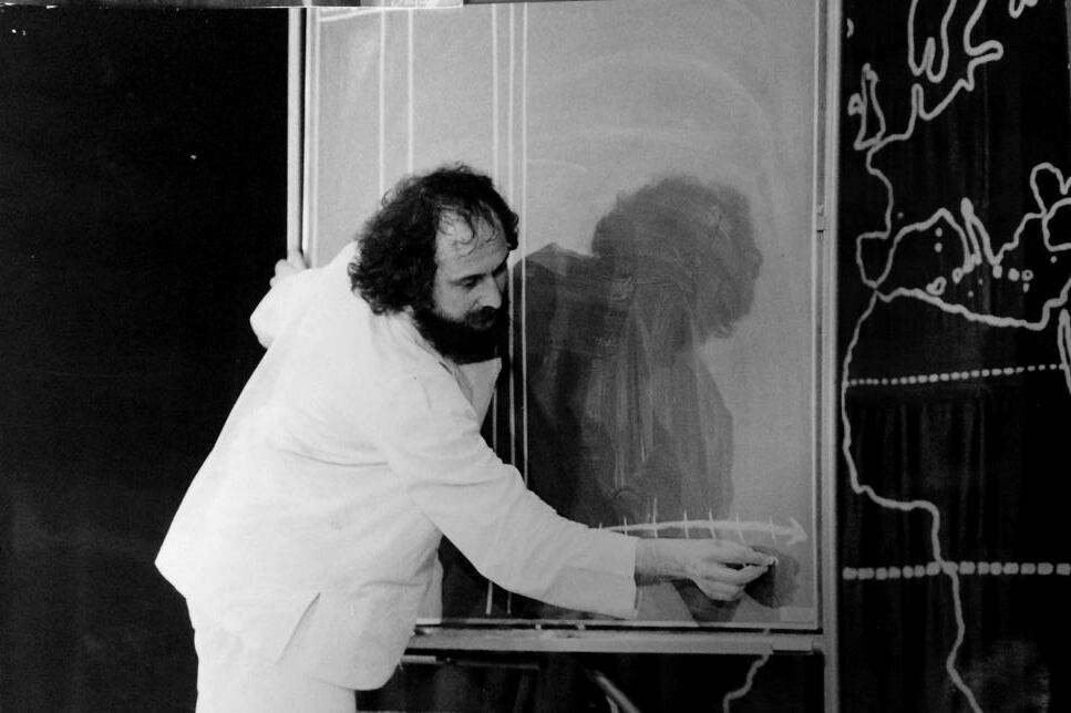 Bonino contaba la Historia del Mundo en un lenguaje inventado, imposible de entender.