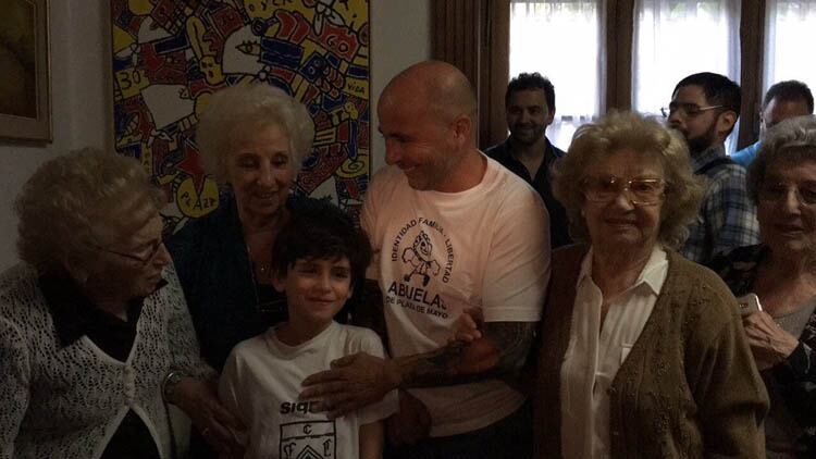 Sampaoli, junto a Estela de Carlotto, Rosa Roisinblit y otras Abuelas.