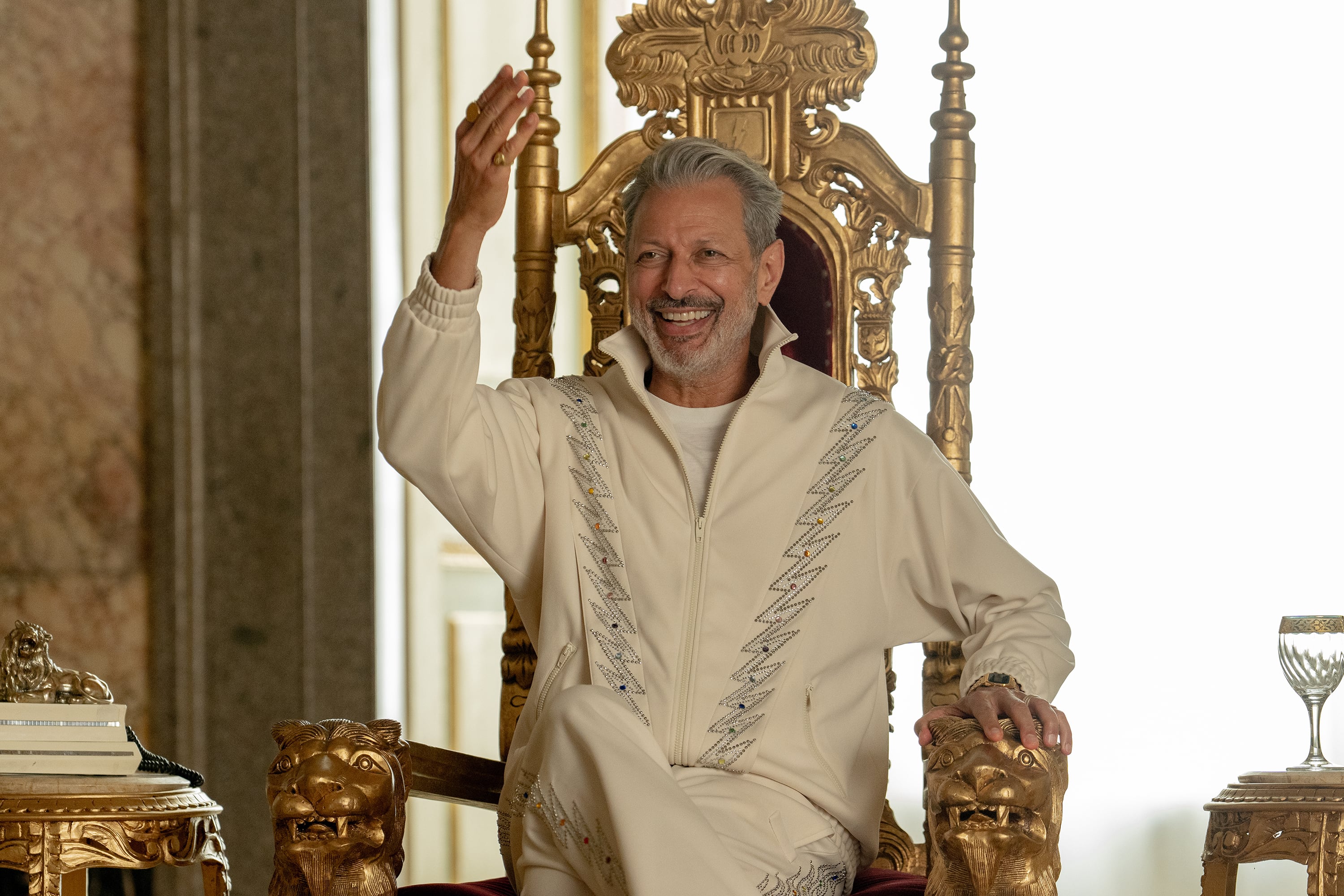 Goldblum encarna al aniñado, ególatra y despótico Zeus.