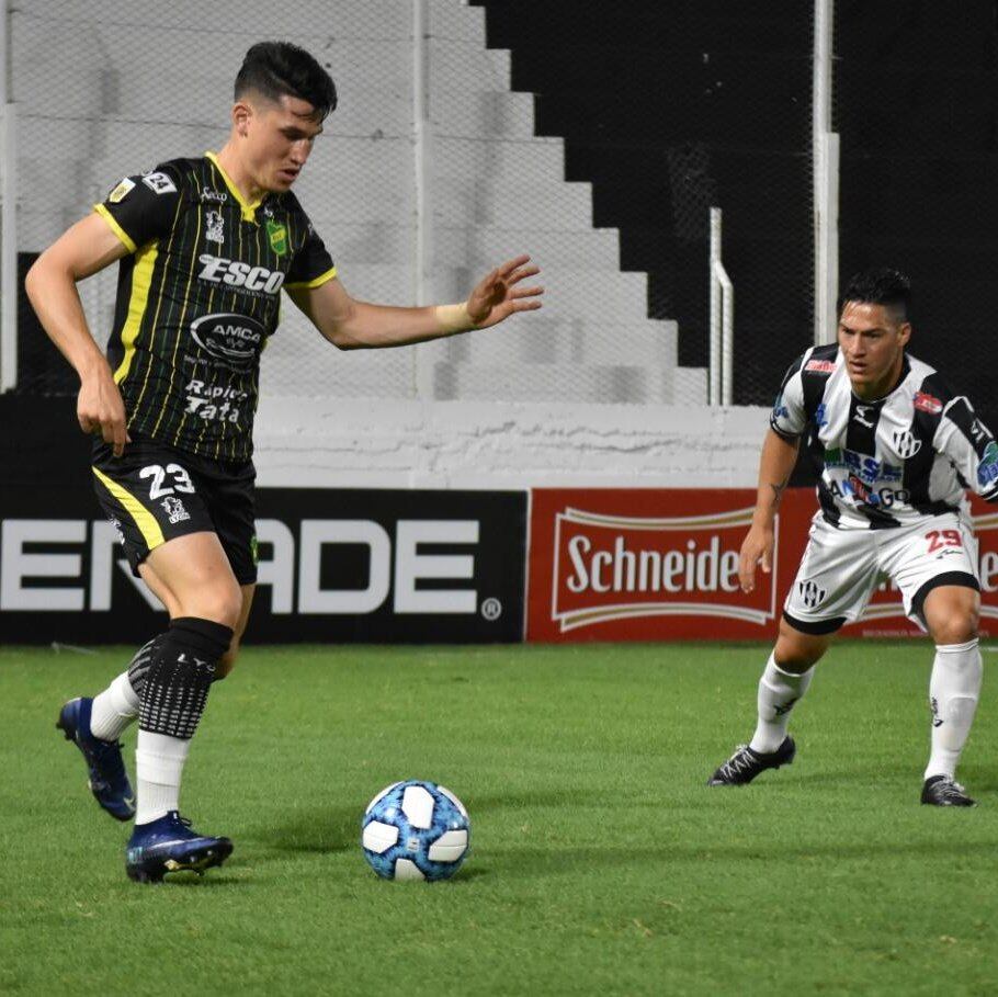 Nahuel Gallardo (hijo del DT de River) se lleva la pelota ante Quilez.