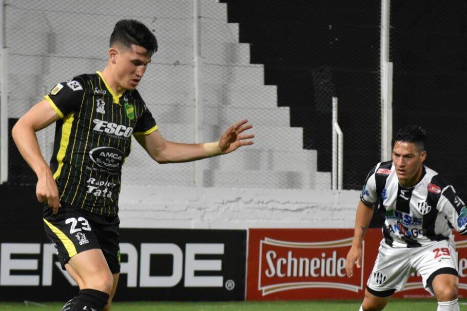 Nahuel Gallardo (hijo del DT de River) se lleva la pelota ante Quilez.