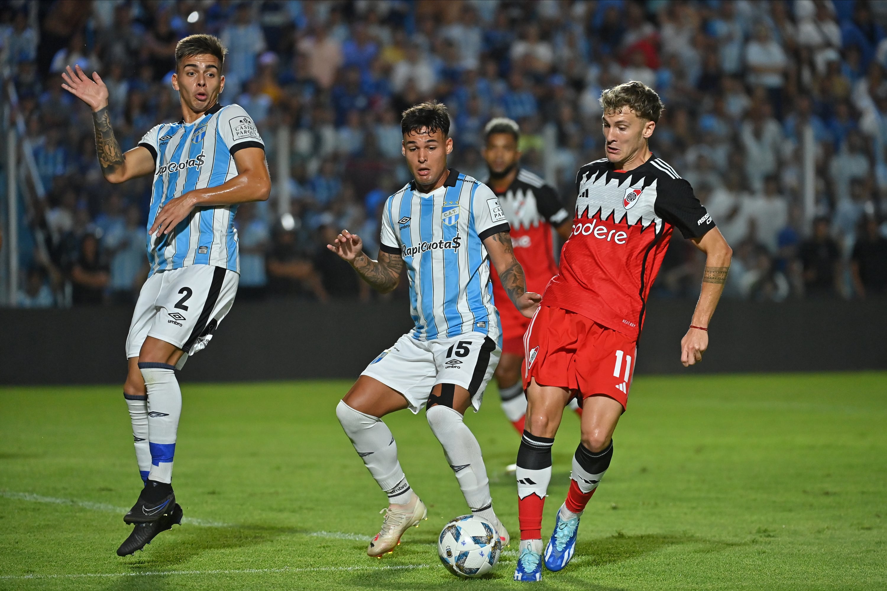 Colidio intenta avanzar ante la férrea defensa tucumana. Imagen: @RiverPlate.