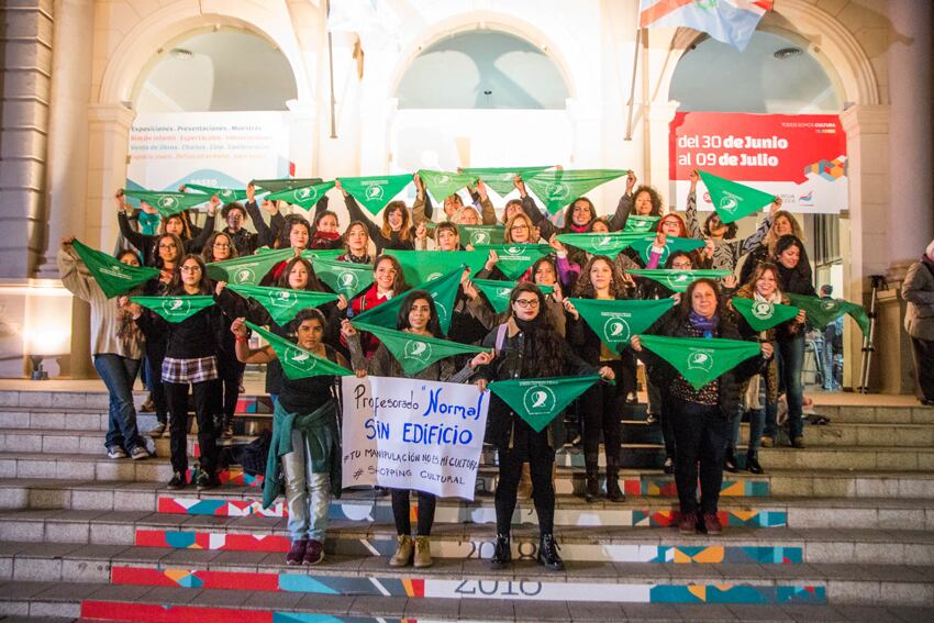 Pañuelazo en la puerta de la Feria del Libro de La Rioja, a principios de julio.