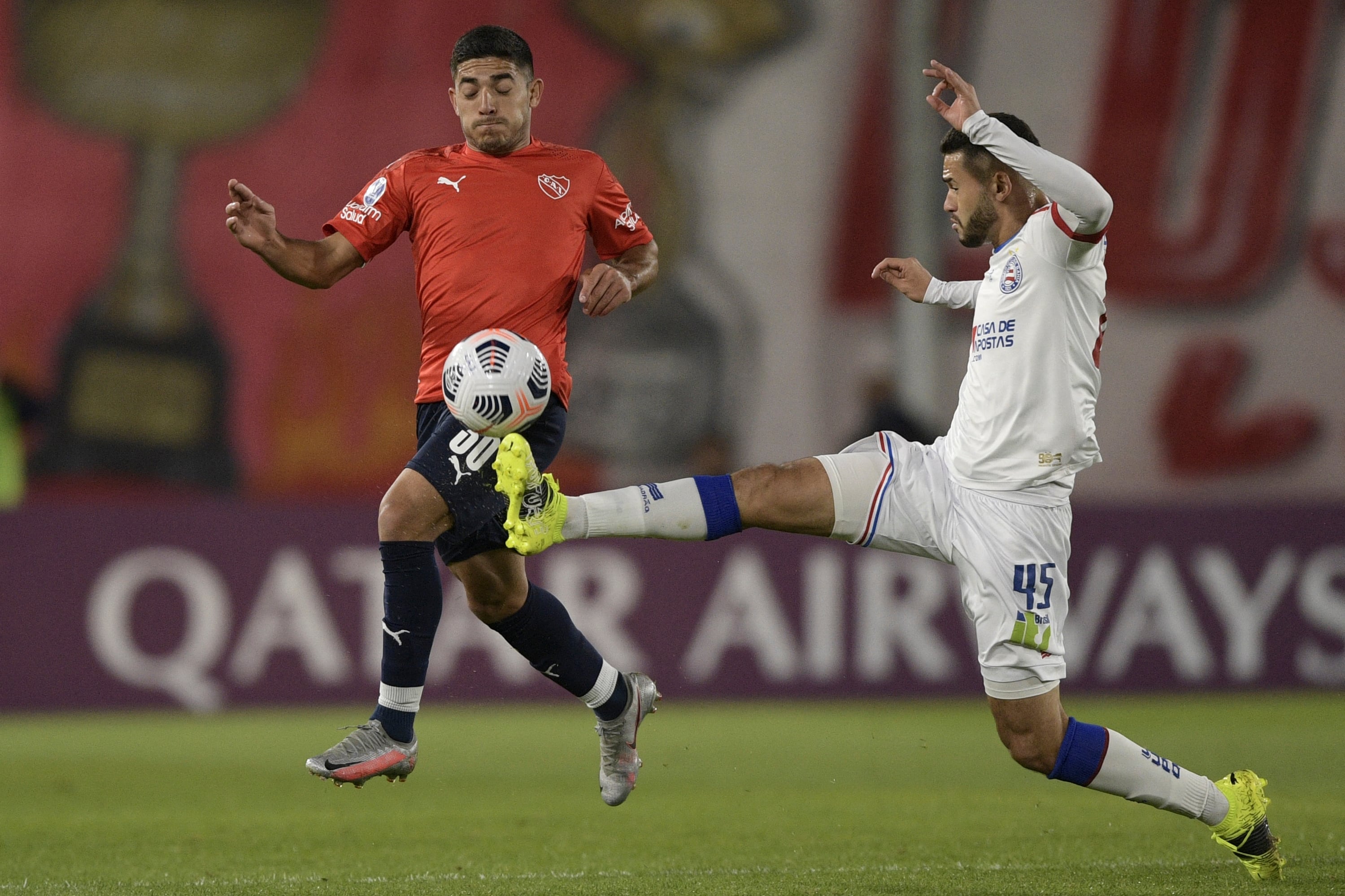 Martínez pelea la pelota con De Lucca. El Rojo ganó de local.