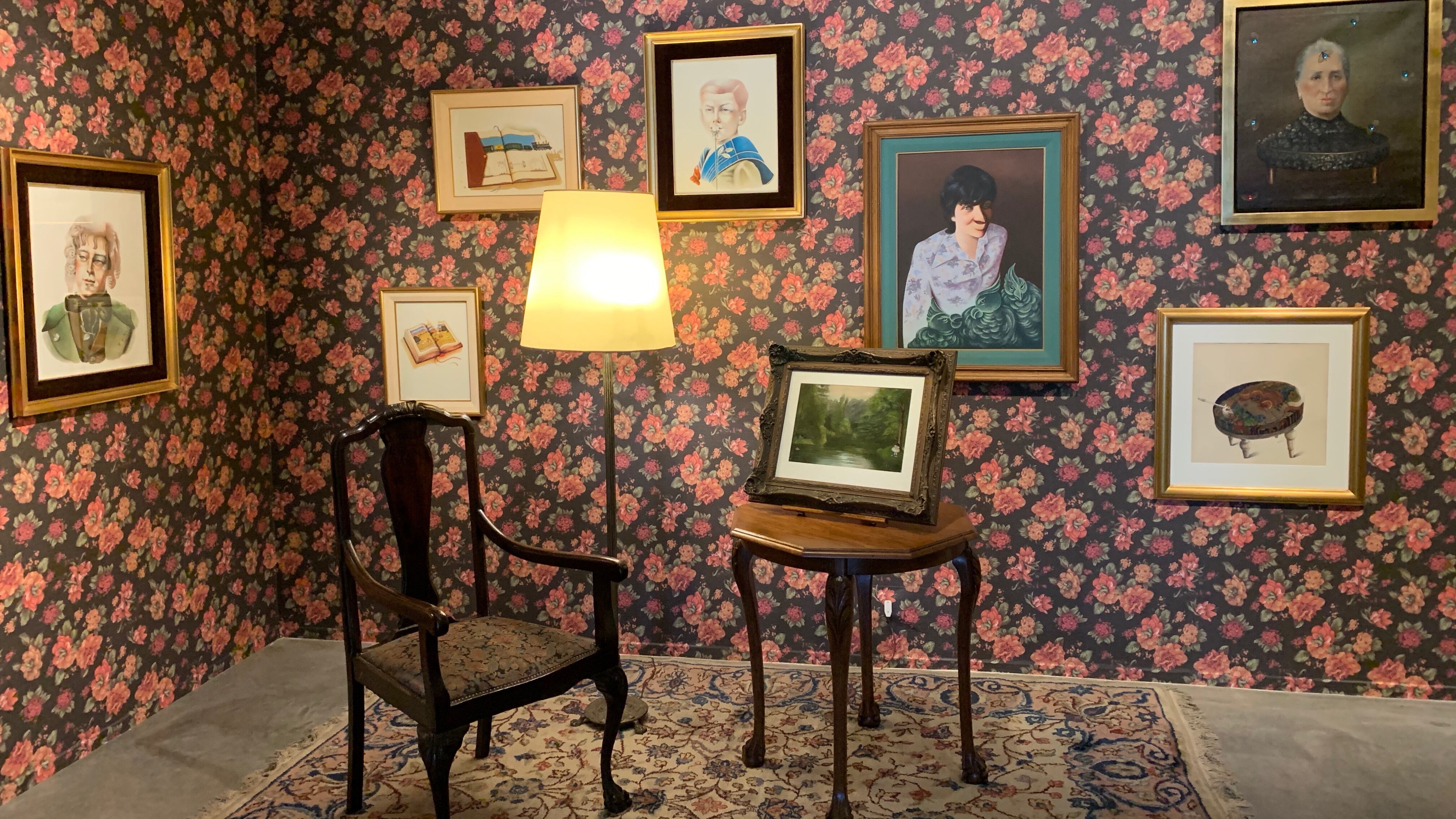 Vista parcial de la muestra de gabinete de Mildred Burton en el Museo de Arte Moderno de Buenos Aires. Abajo: Humanidad y animalidad en una de las pinturas de Mildred Burton.