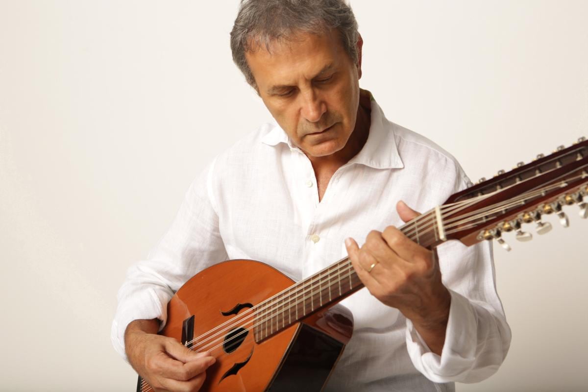 George Dalaras interpreta diversos instrumentos tradicionales. 