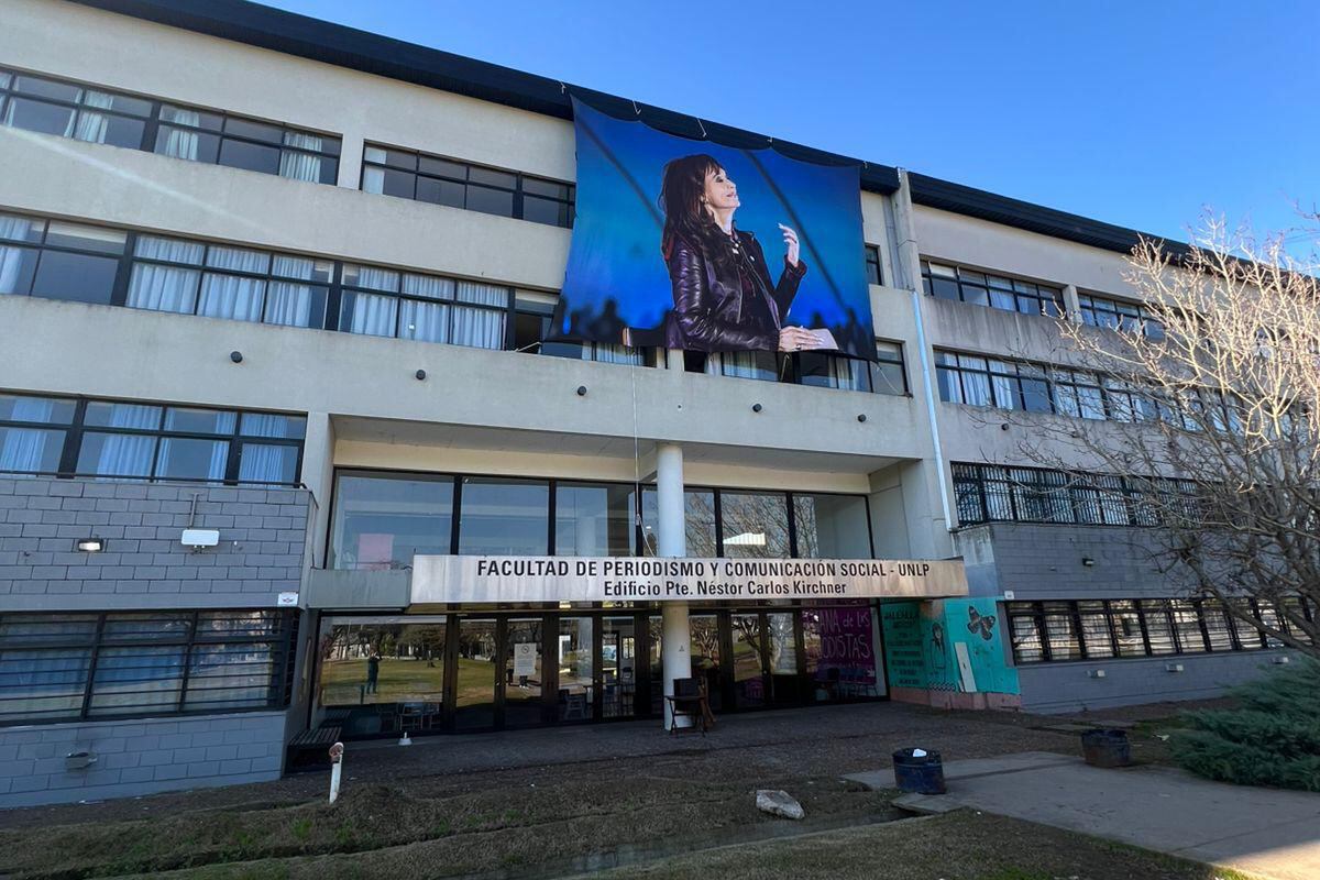 La bandera en la Facultad de Periodismo y Comunicación Social de la UNLP.