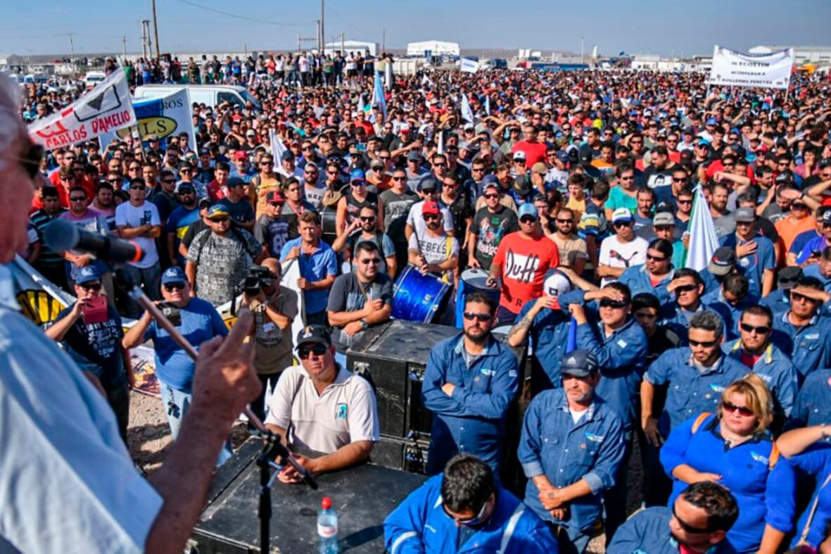 El sindicalista Guillermo Pereyra en febrero de este año durante una asamblea de trabajadores petroleros