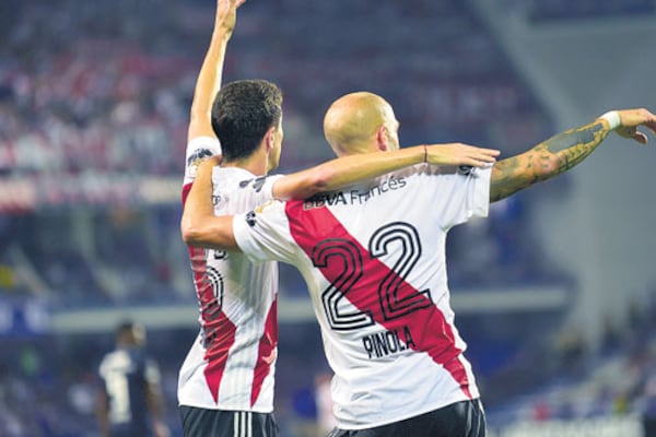 Pinola y Nacho Fernández festejan el 1-0, a los 43 de la primera parte.