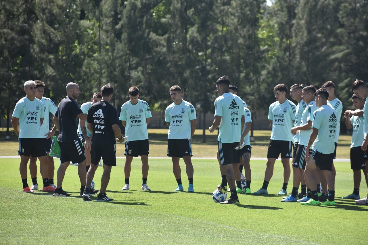 Mascherano habla durante una de las prácticas del equipo en Ezeiza