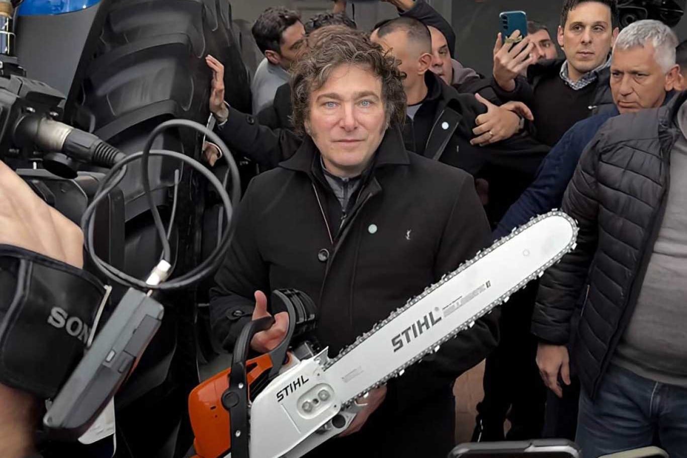 Javier Milei con su imagen de la motosierra.