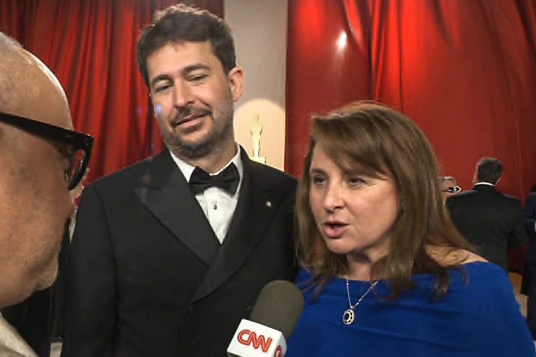 Alonso con Santiago Mitre en la alfombra roja del Oscar.