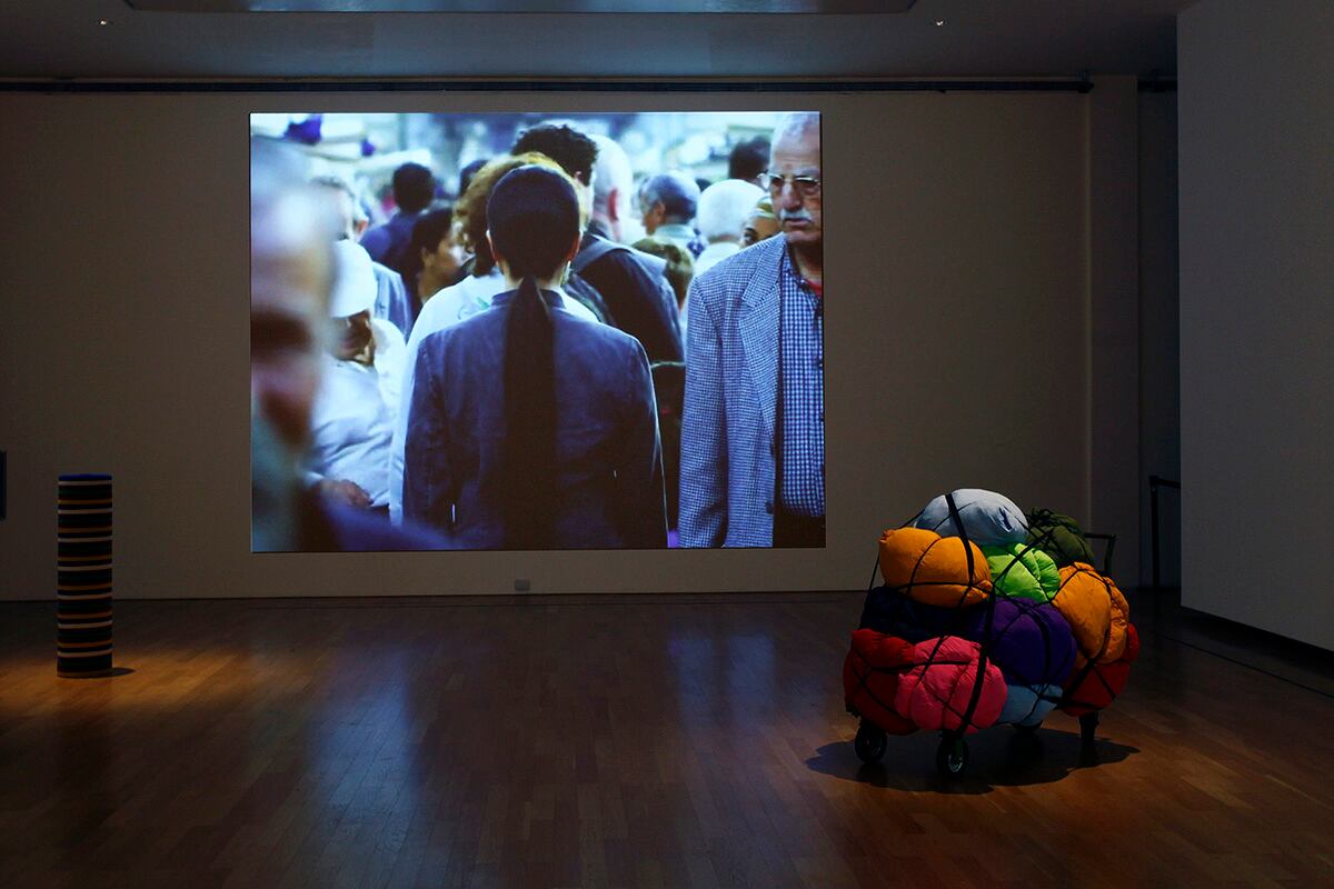 El video A needle woman - Kitakyushu 1999, otra de las obras expuestas en el Museo Nacional de Bellas Artes