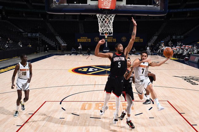 Campazzo penetra y se gana la falta del brasileño Bruno Caboclo.