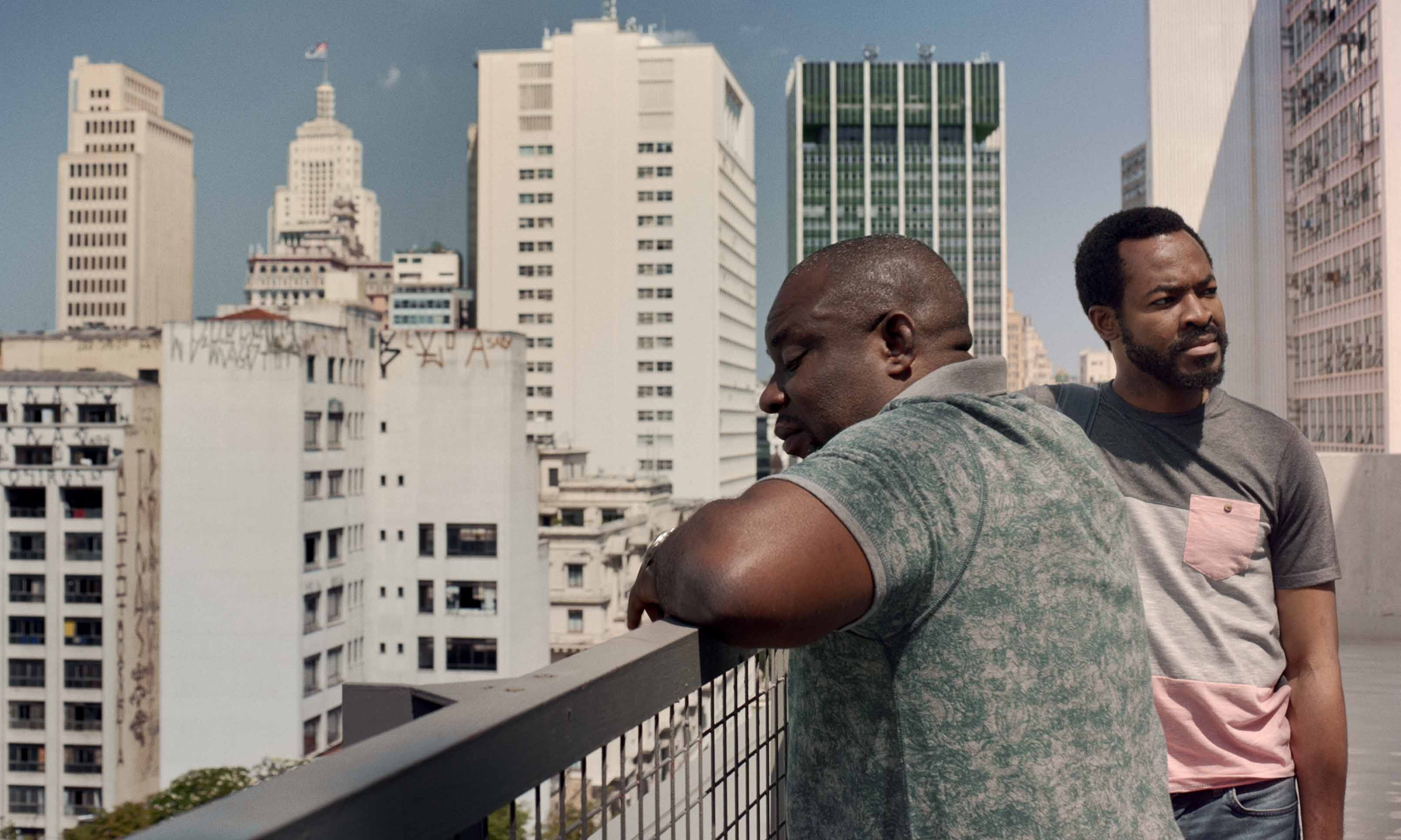 Los personajes parecen agobiados por la hostil arquitectura paulista.