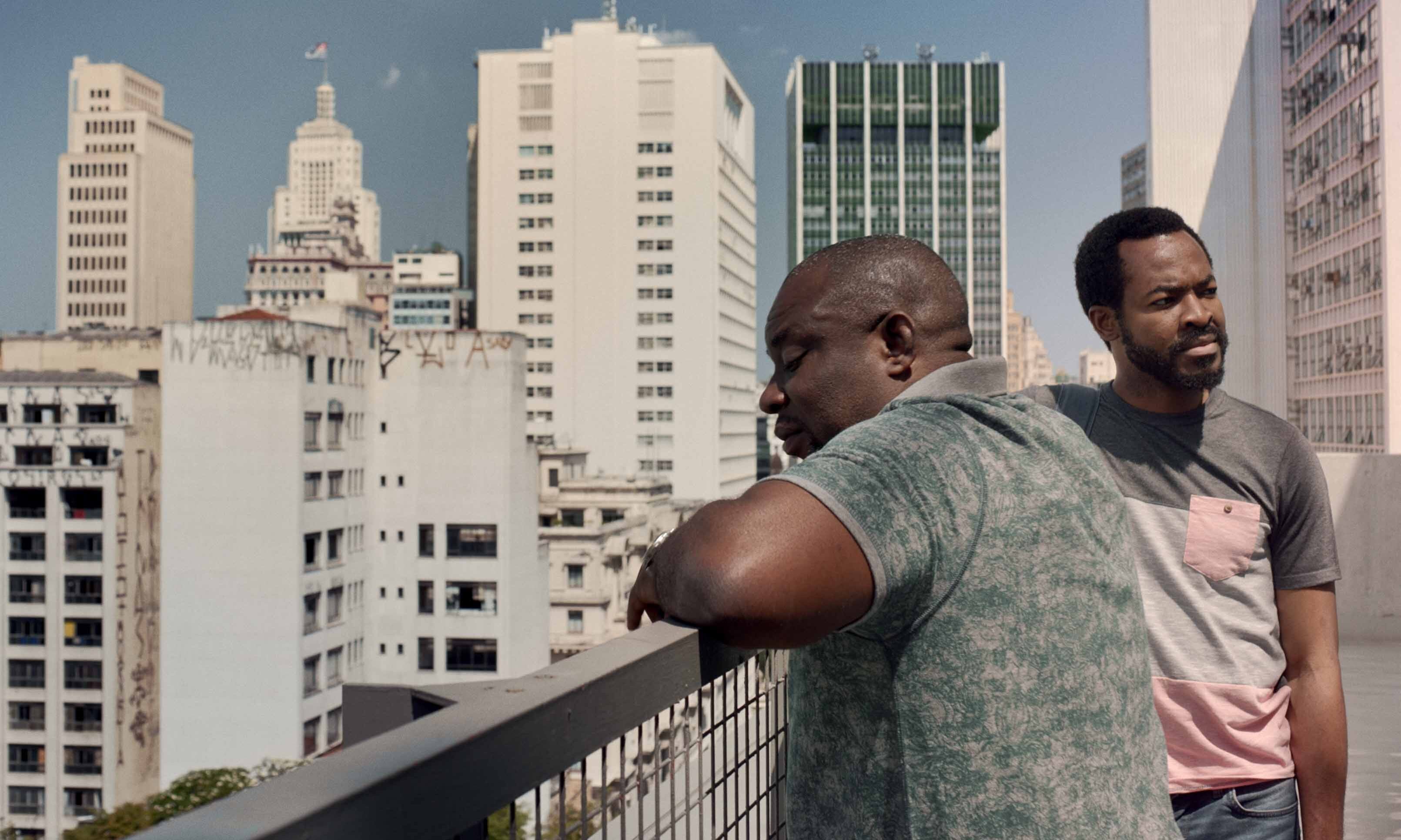 Los personajes parecen agobiados por la hostil arquitectura paulista.