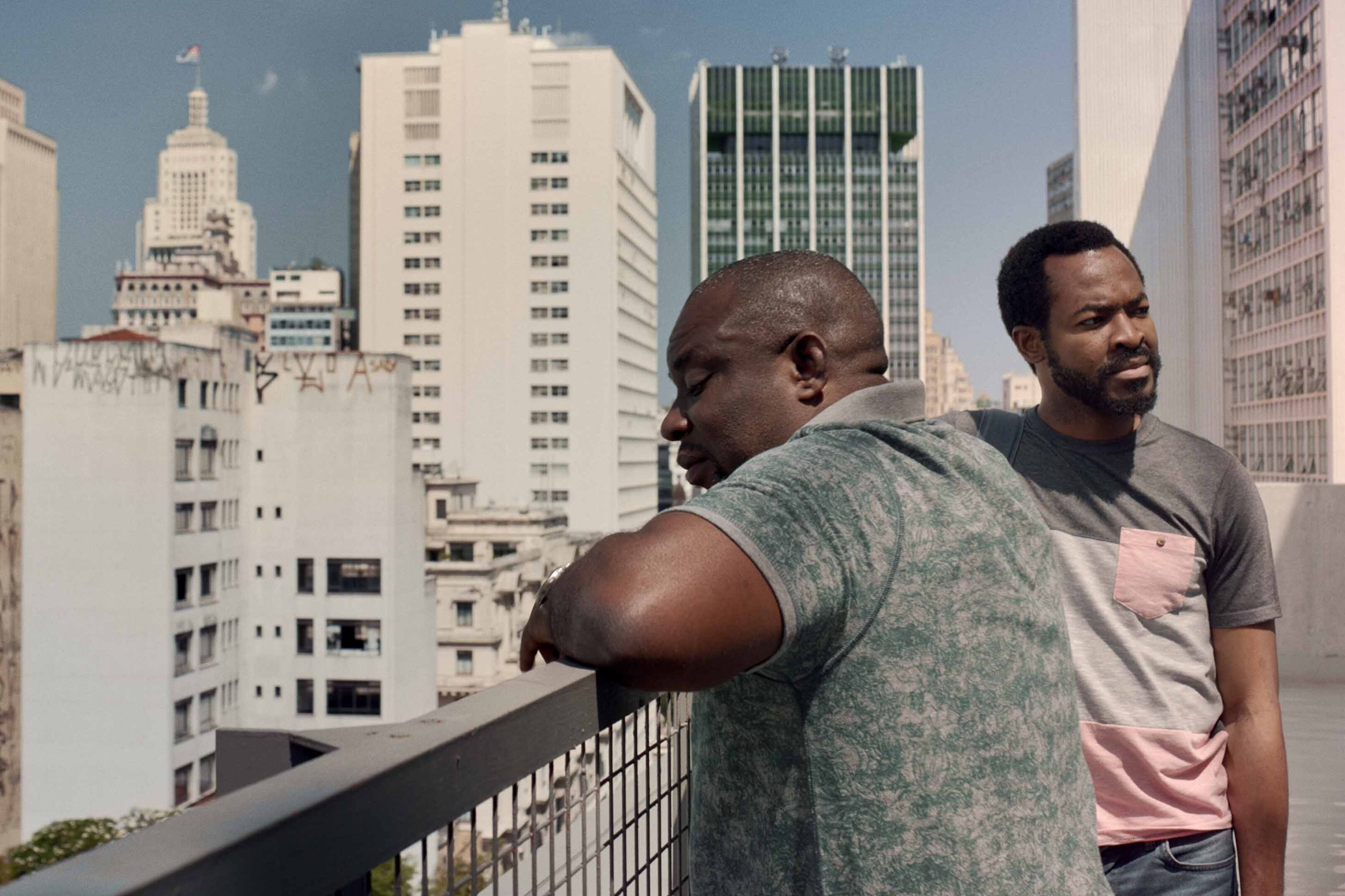 Los personajes parecen agobiados por la hostil arquitectura paulista.