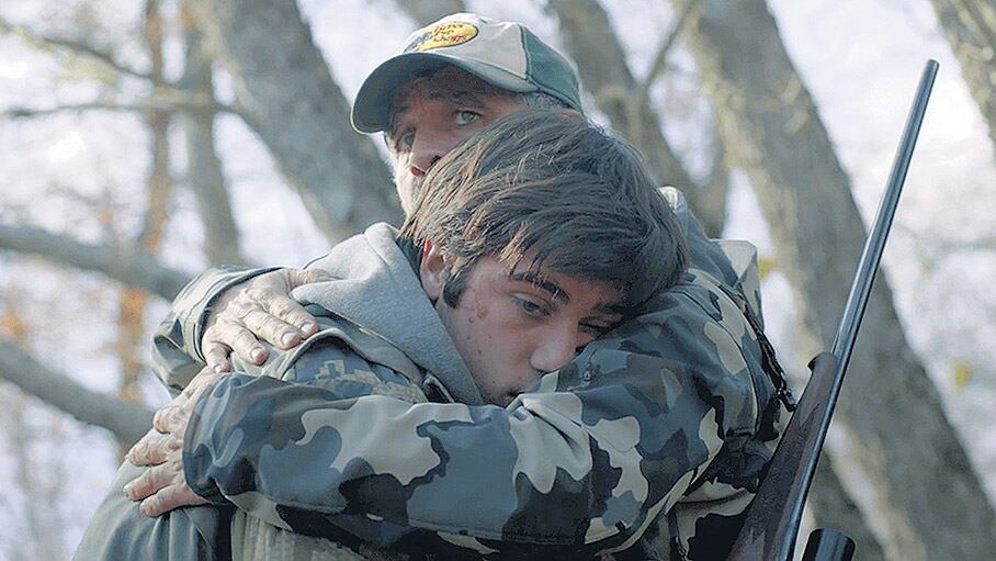 Germán Palacios y Lautaro Bettoni en Temporada de caza, de Natalia Garagiola, premiada en Macao.