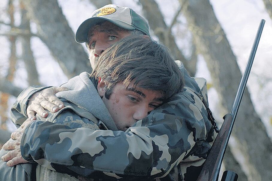 Germán Palacios y Lautaro Bettoni en Temporada de caza, de Natalia Garagiola, premiada en Macao.