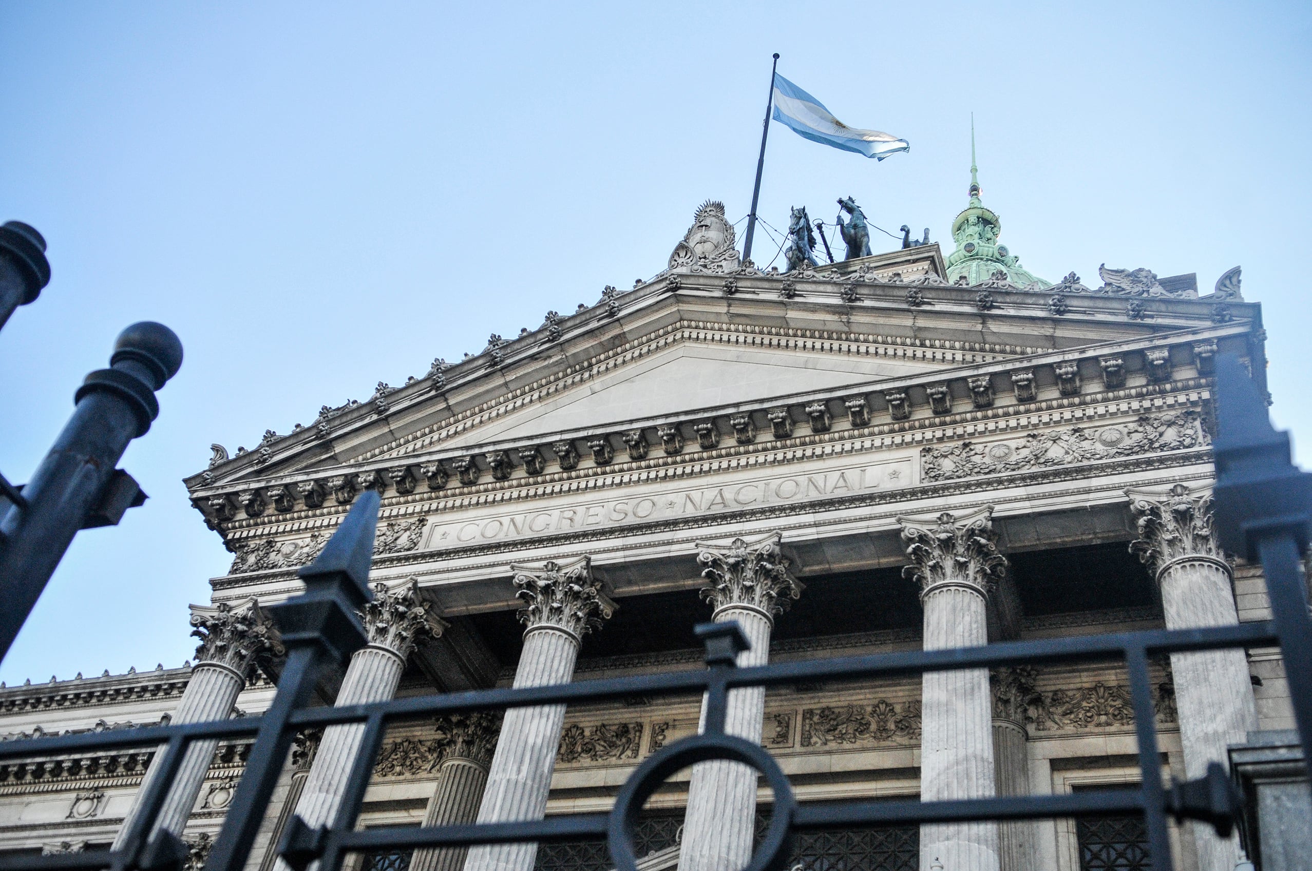 Las elecciones 2025 serán un momento determinante para el oficialismo, que necesita mejorar su peso parlamentario.