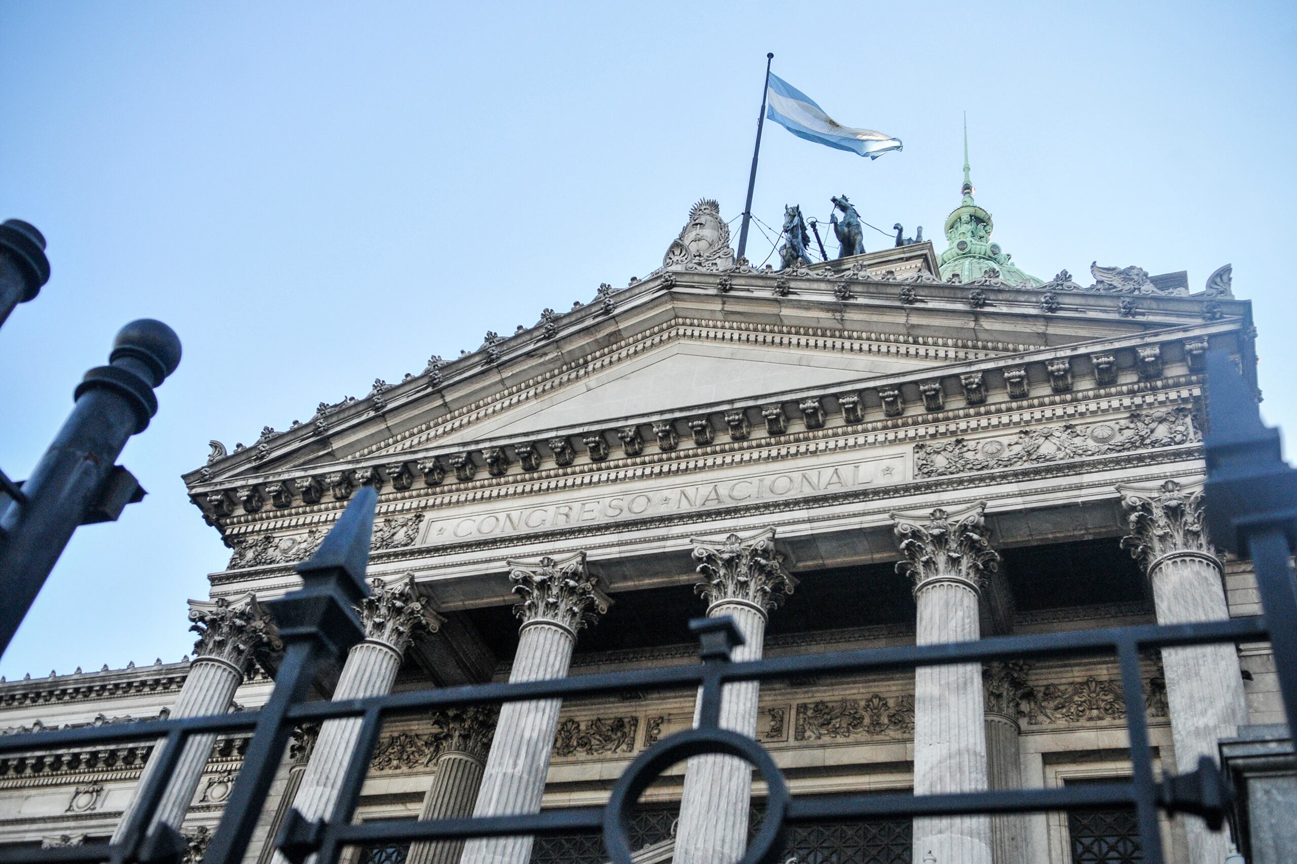 Las elecciones 2025 serán un momento determinante para el oficialismo, que necesita mejorar su peso parlamentario.