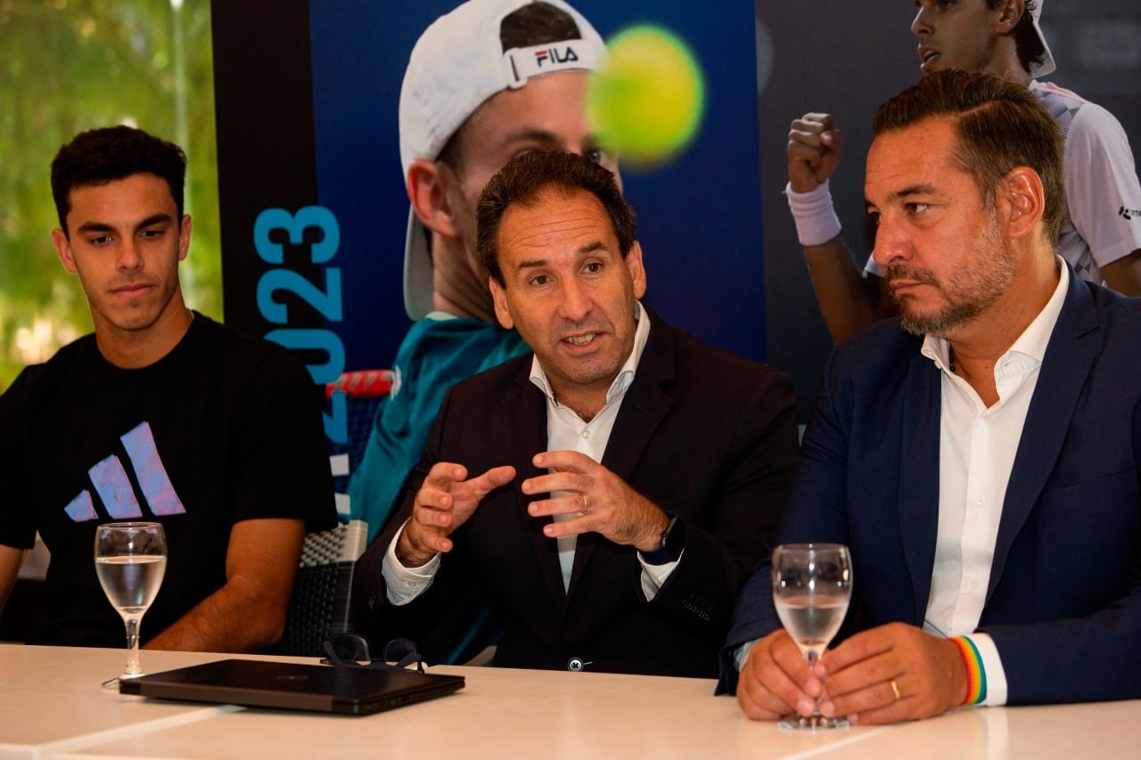 Mariano Ink, director del torneo, junto a Fran Cerúndolo, una de las figuras del certamen