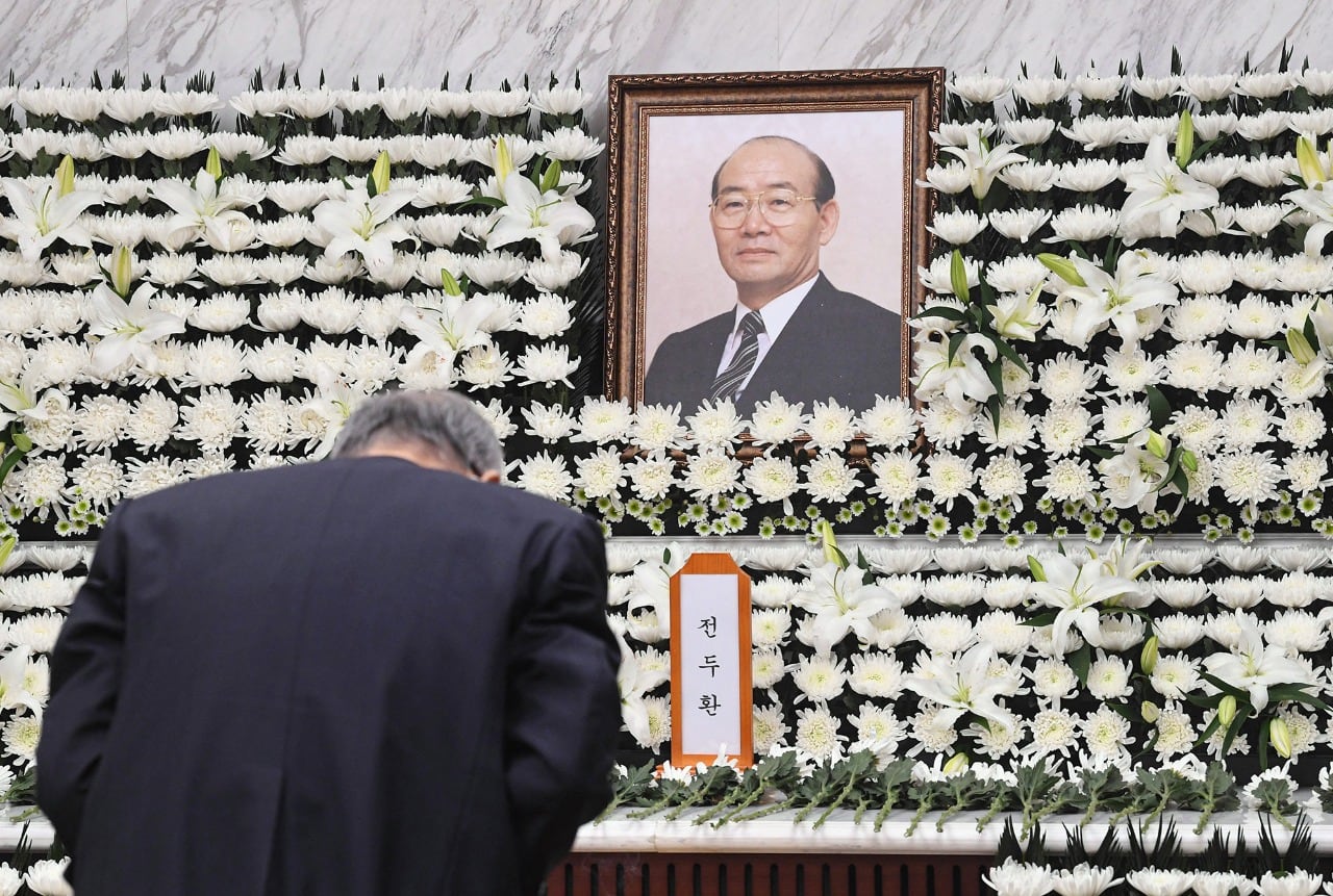 El general Chun llegó al poder con un golpe de Estado, después del asesinato del anterior líder, Park Chung-hee, en 1979.