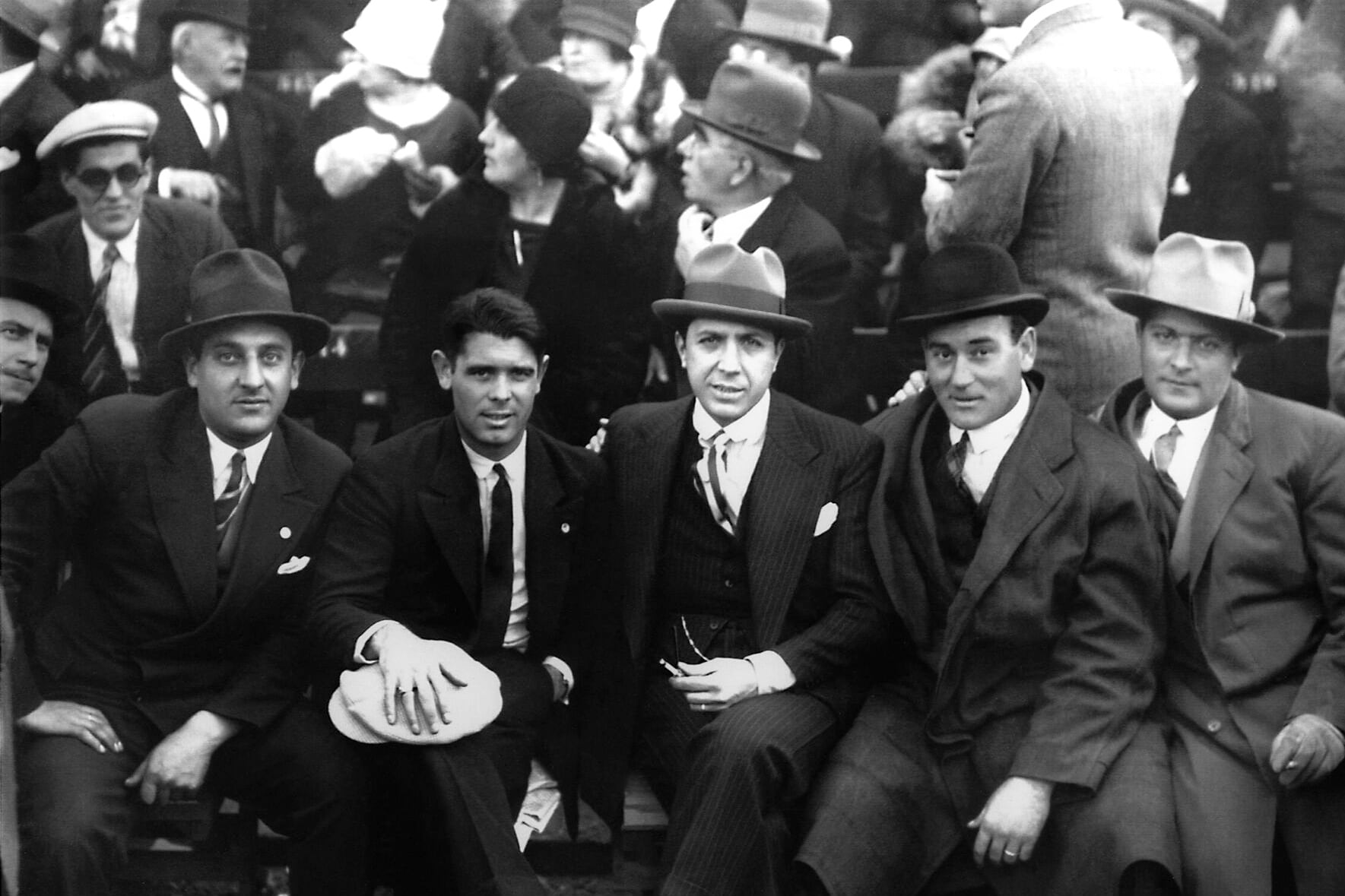 Carlos Gardel en la cancha con amigos.