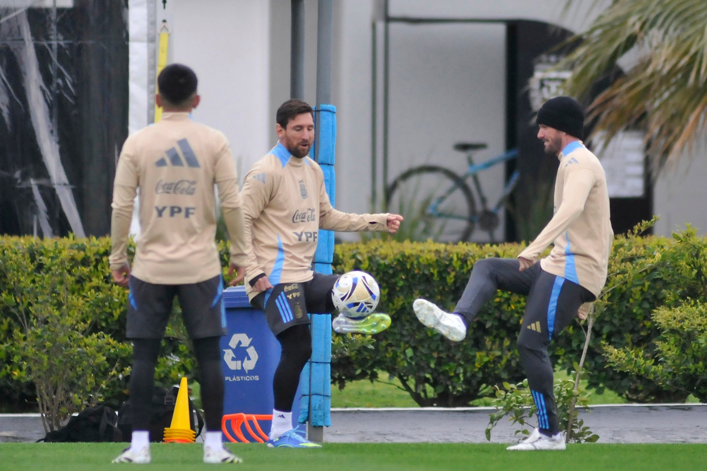 Messi juega con De Paul, observa Almada de espaldas