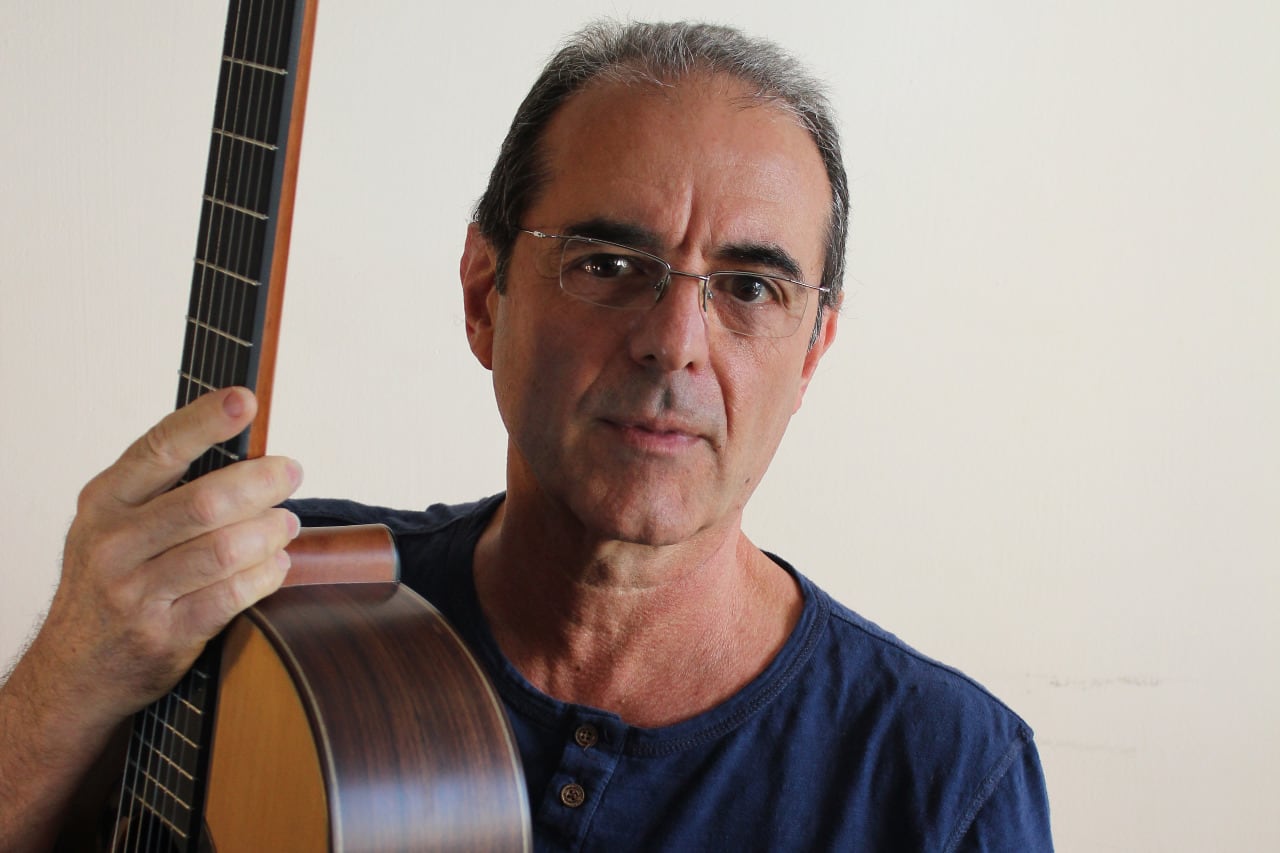 "componer canciones fue al principio una intención muy débil que fue fortaleciéndose con el tiempo."