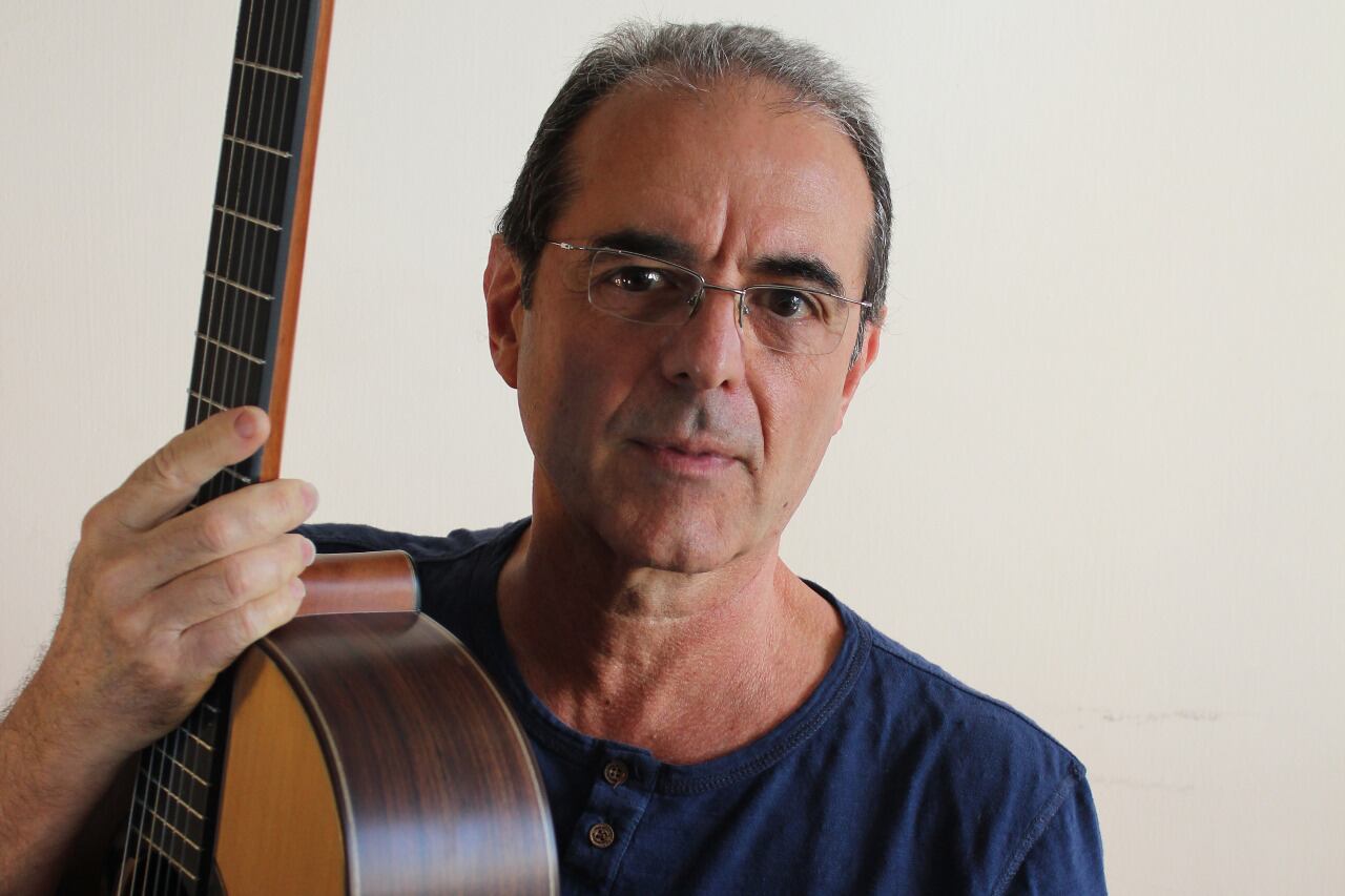 "componer canciones fue al principio una intención muy débil que fue fortaleciéndose con el tiempo."