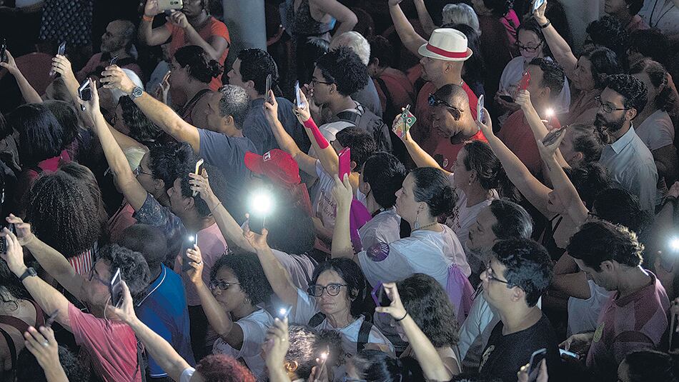 Jóvenes con sus celulares recuerdan a Marielle Franco.