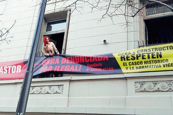 Los amparistas de Casco Histórico Protege colgaron un cartel anunciando la buena noticia en el barrio.