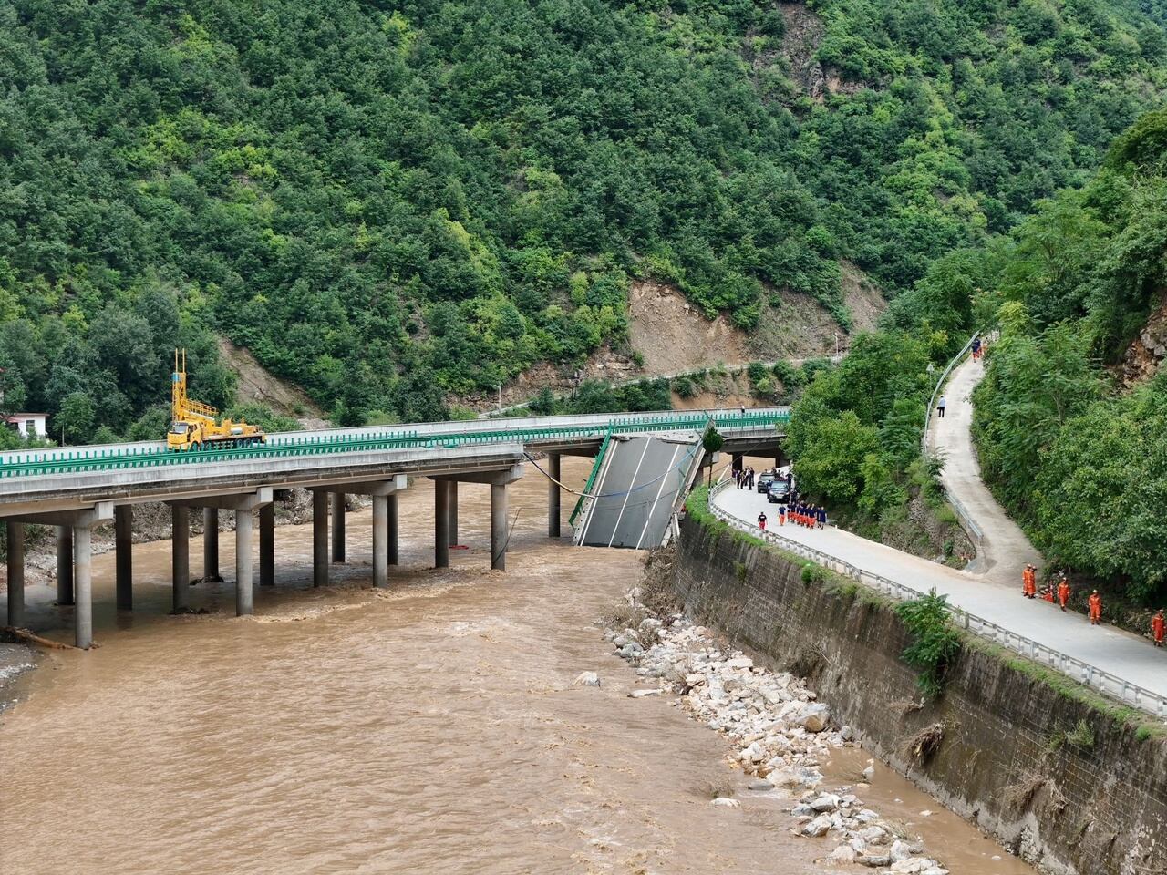 La crecida del río provocó la caída de la estructura.