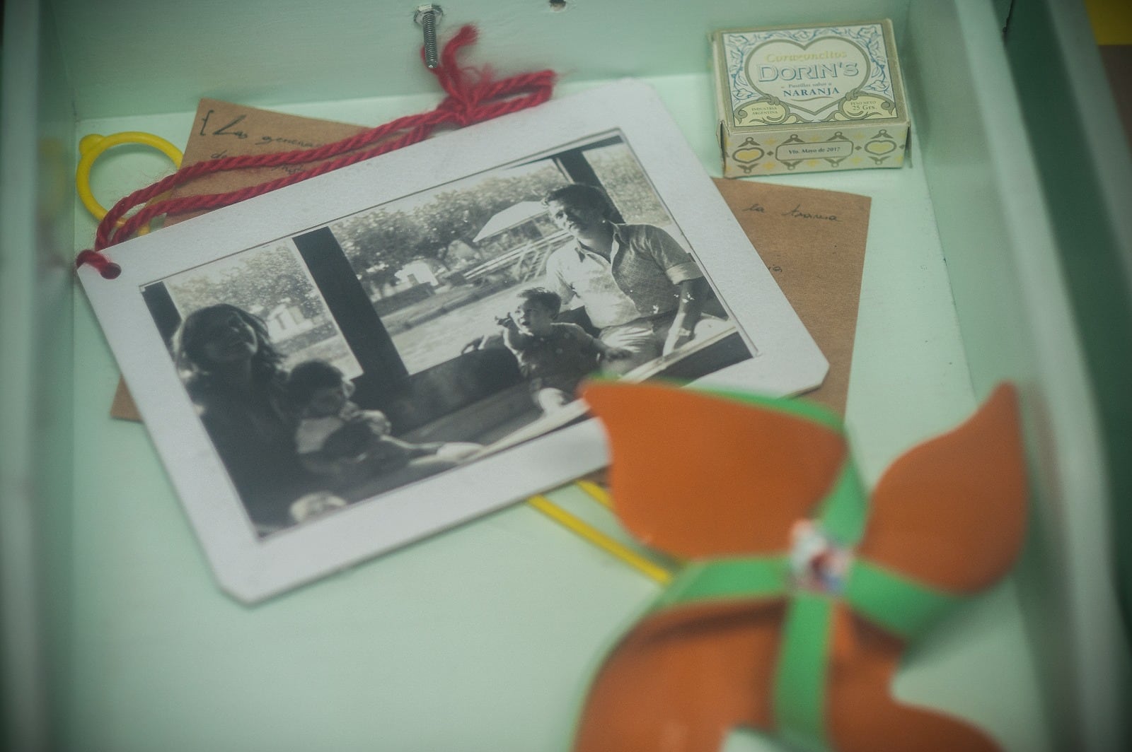 Una foto de María Elena Gómez y Oscar Cobacho exhibida en la muestra "¿Aquí hubo niñes?" en el exCCDTyE Olimpo.