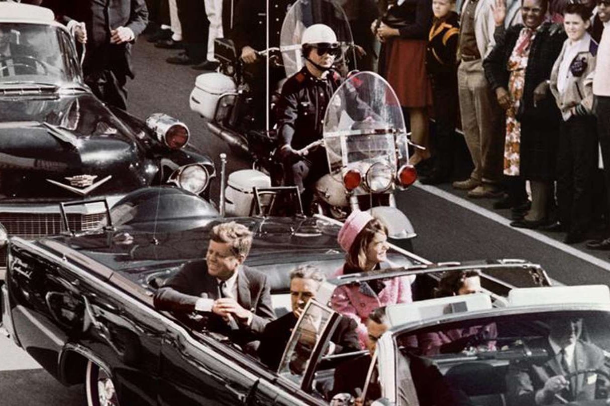 Kennedy en Dallas, el 22 de noviembre de 1963, instantes antes de ser asesinado.