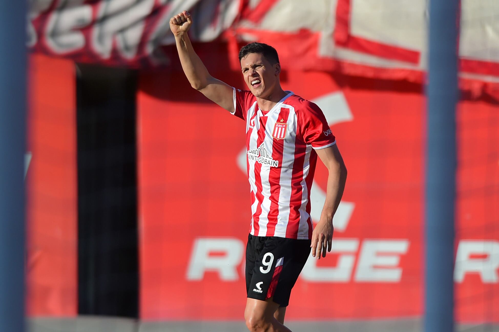 Carillo festeja el 1 a 0 en La Plata.