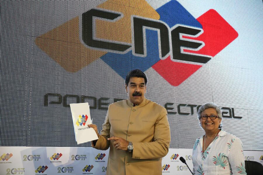 El presidente Nicolás Maduro y la titular del Consejo Nacional Electoral, Tibisay Lucena.