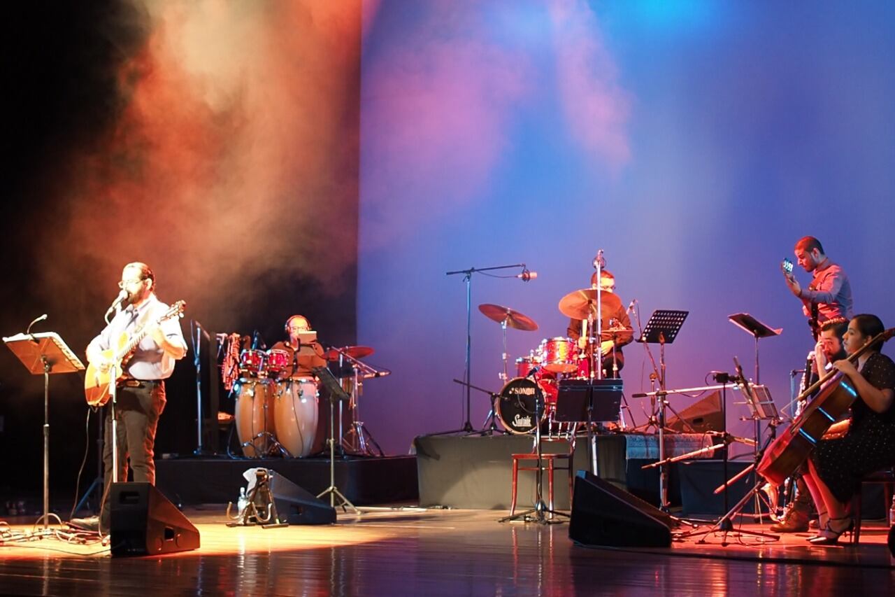 "Mis músicas son mestizas, siempre estuve buscando y sorprendiéndome con las mezclas."