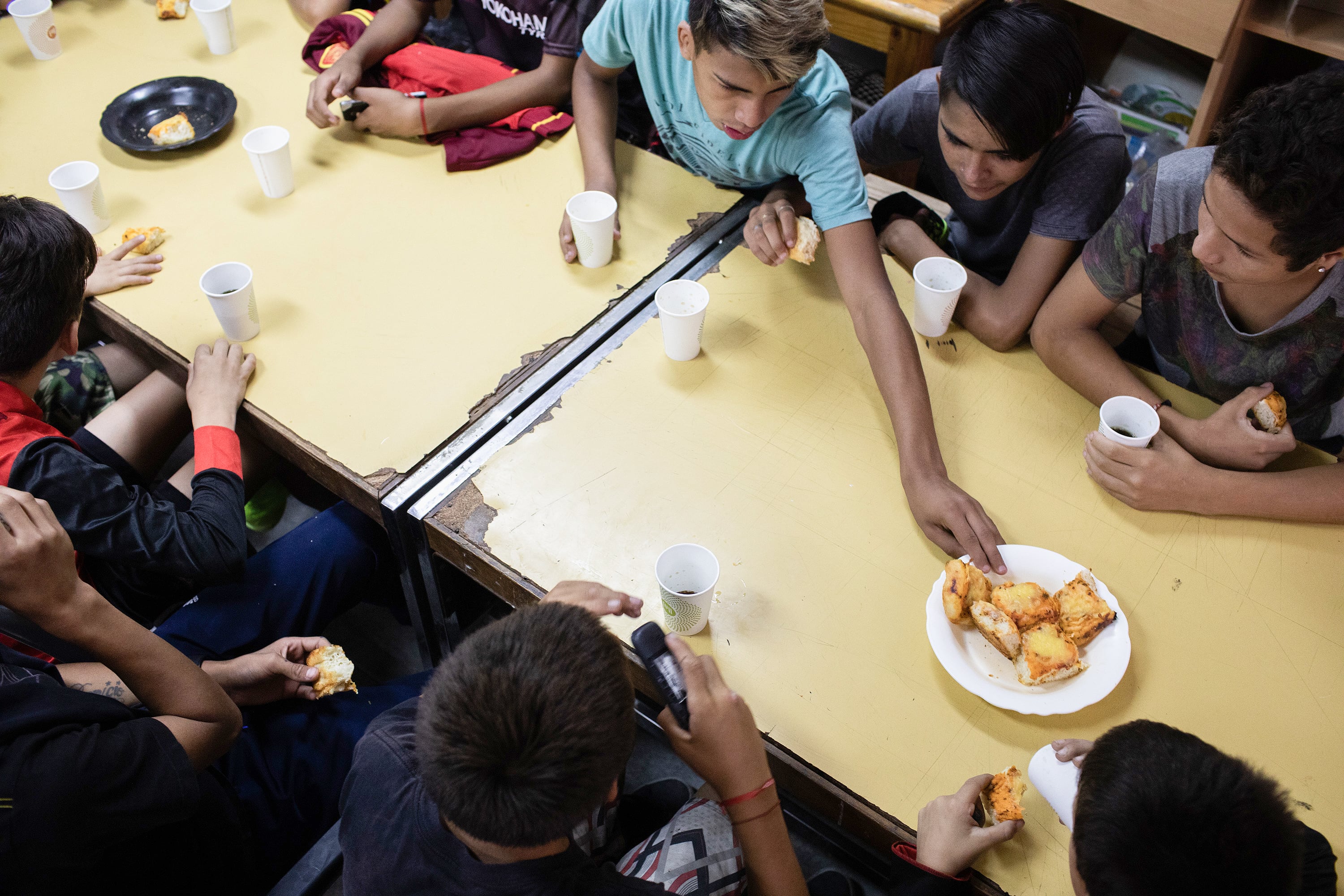 Referentes de comedores indican que crece la demanda de familias empleadas y desemlpeadas para alimentar a sus hijos.