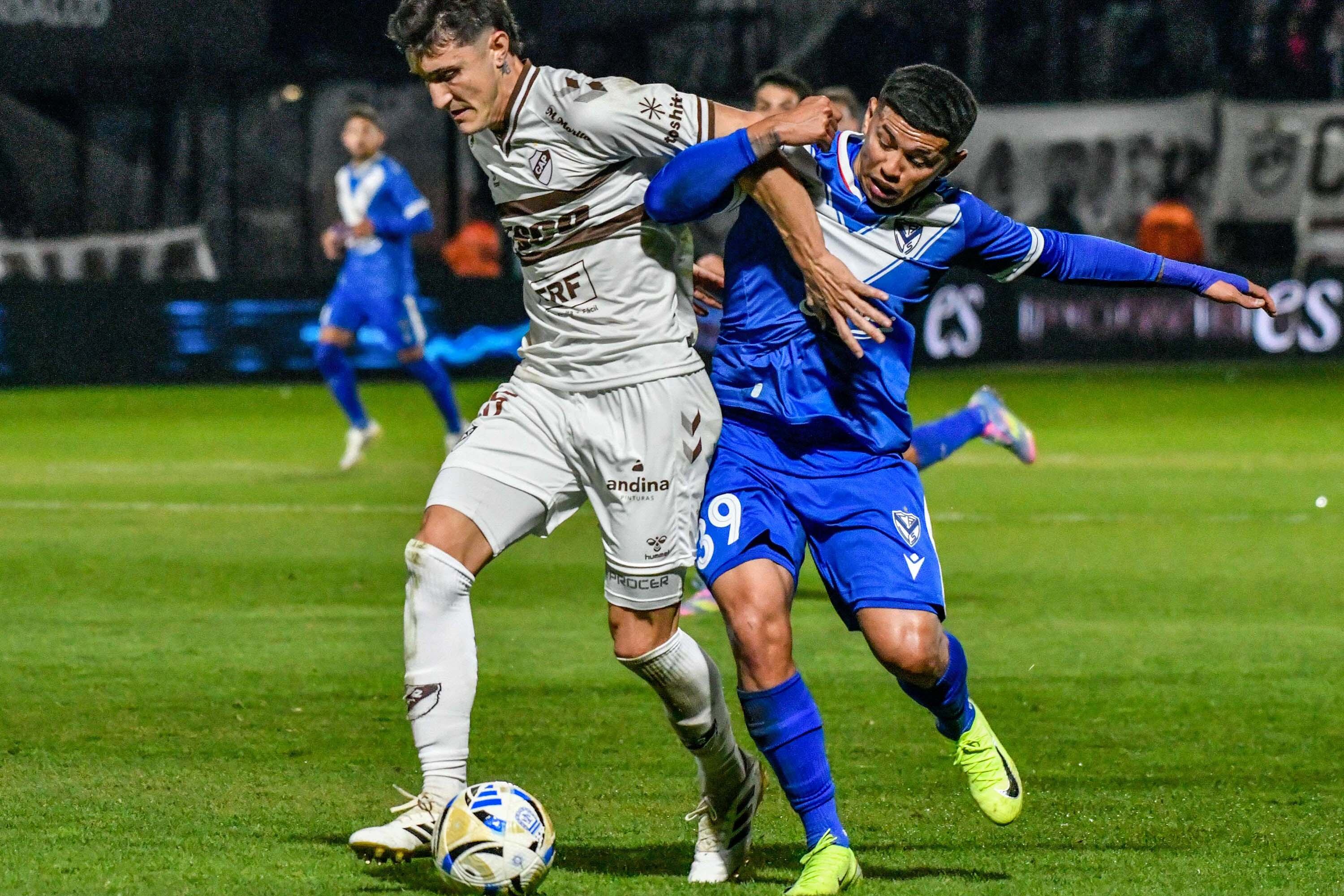 Saborido y Machuca pelean por el balón