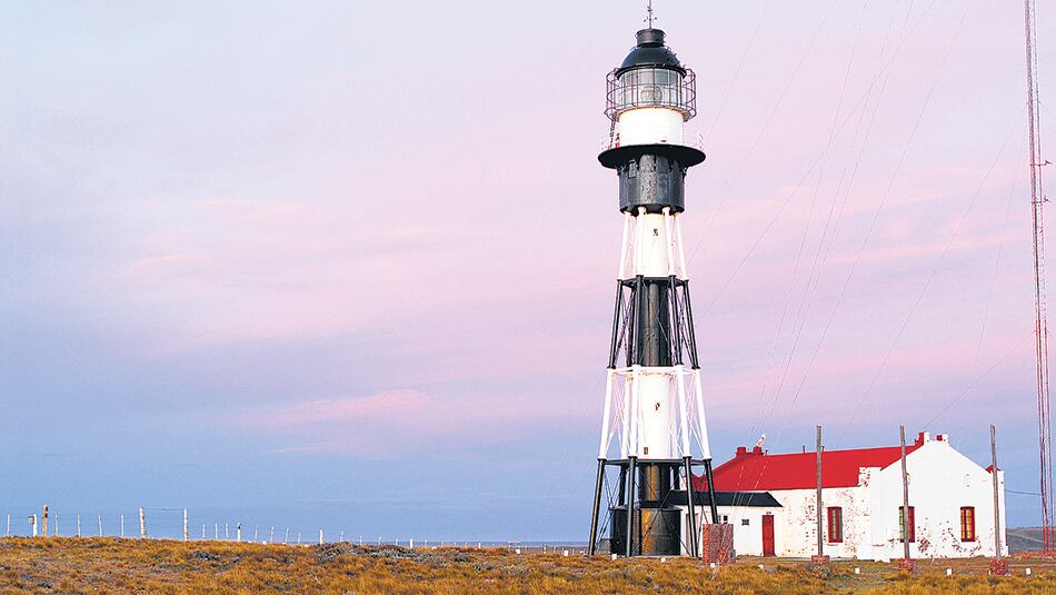 El faro de Cabo Vírgenes, en el kilómetro 0 de la RN 40.