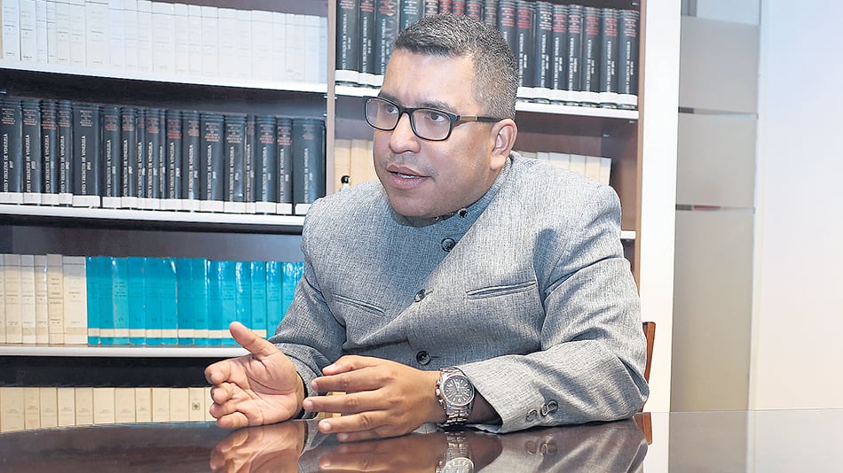 “Hay un trasfondo político desde Colombia muy interesado en desestabilizar la economía venezolana” afirma Rangel.