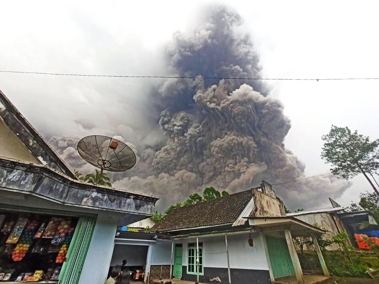 Indonesia integra el llamado "Anillo de Fuego" del Pacífico, con 130 volcanes activos, y es frecuente que experimente alta actividad sísmica.
